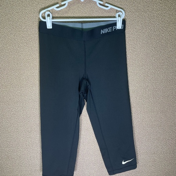 Nike Pro 🖤Womens Black Dri-Fit Capri, size Small
Excellent used condition 🖤 - Picture 1 of 6